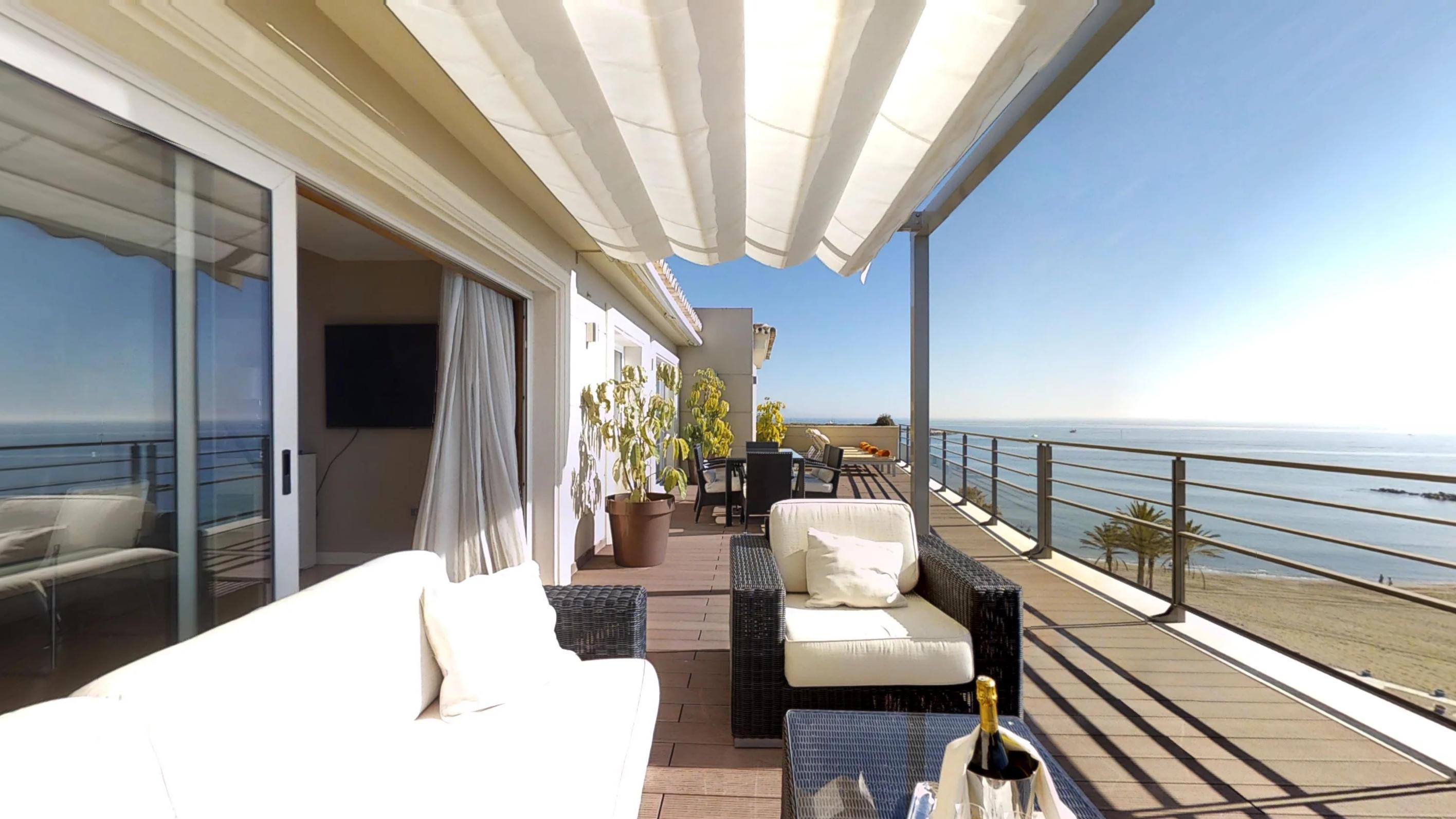 Hotel Vincci Seleccion Aleysa Benalmádena Exteriér fotografie A balcony with a retractable awning