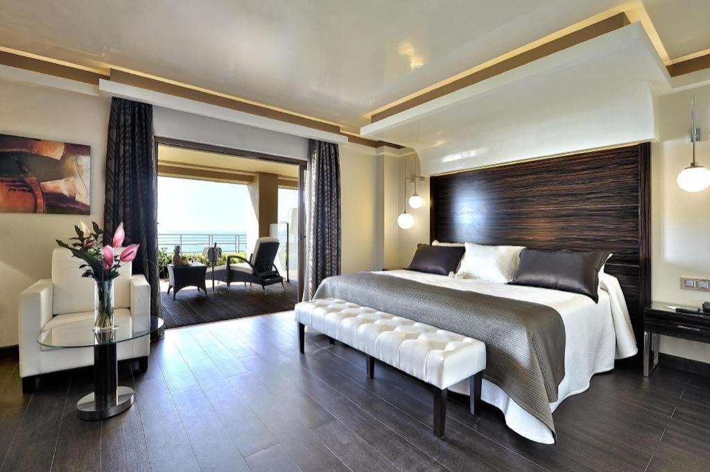 Hotel Vincci Seleccion Aleysa Benalmádena Exteriér fotografie A bedroom at the hotel
